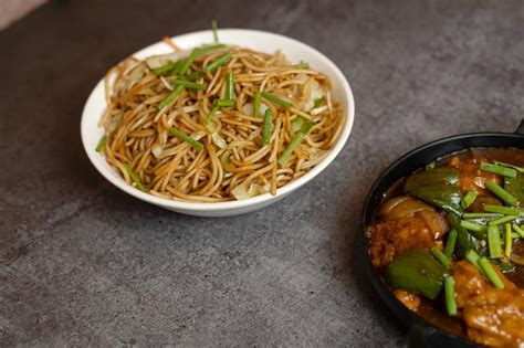  Macarrão de Feijão Preto com Pimenta: Uma Sinfonia Picante de Texturas e Aromas Atravessando o Paladar Chinês!