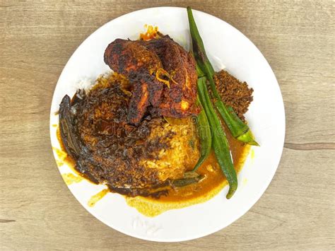   Nasi Kandar: Uma Explosão de Sabores Picantes e Aromas Irresistíveis!