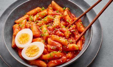  Tteokbokki em Queso: Uma Sinfonia de Sabores Picantes e Cremosos que Explode na Boca!